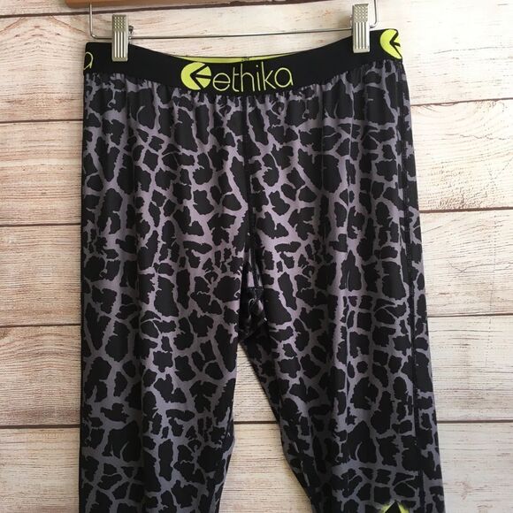 ETHIKA LEGGINGS IN BLACK LEOPARD PRINT - Picture 2 of 5